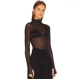 FREE PEOPLE ON THE DOT LAYERING TOP IN BLACK 🔥​​